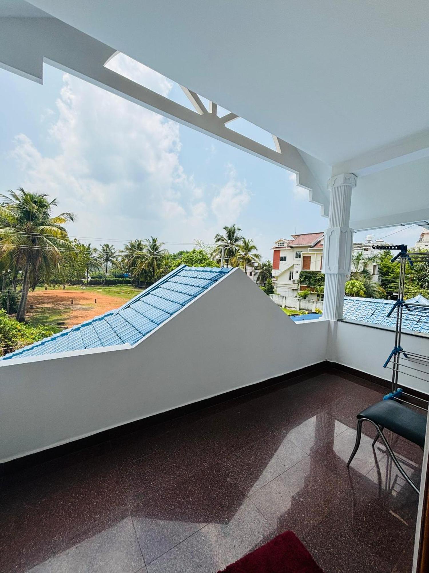 Isha Residency Hotel Kochi Exterior photo